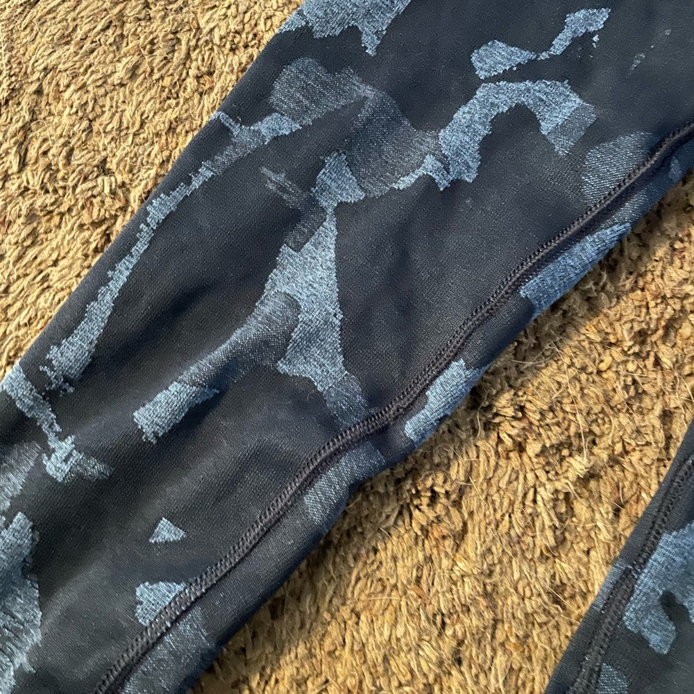 Gymshark navy blue camo booty scrunch leggings - Picture 4 of 4